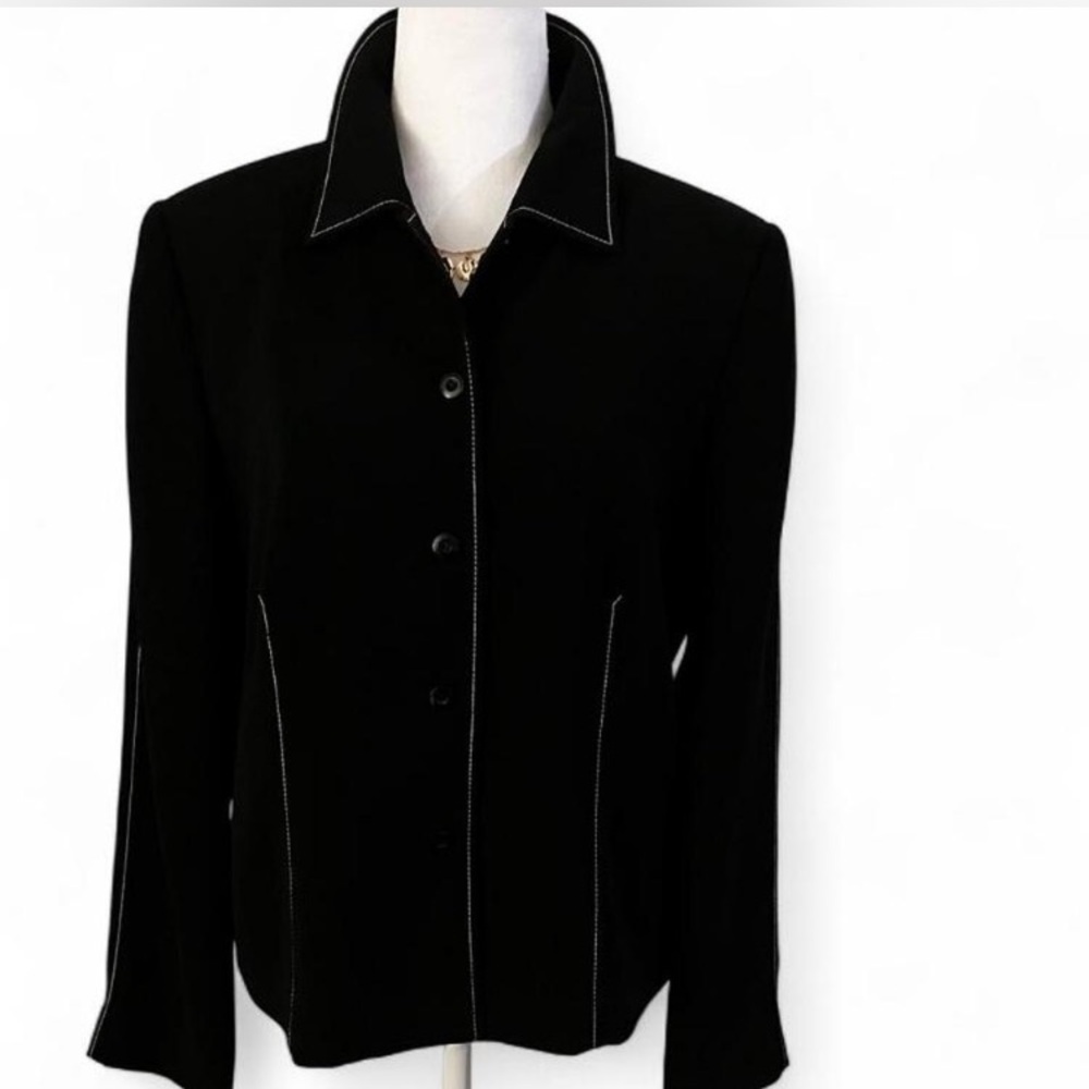 Classic style, soft girl energy,Sandra King Black vintage Blazer